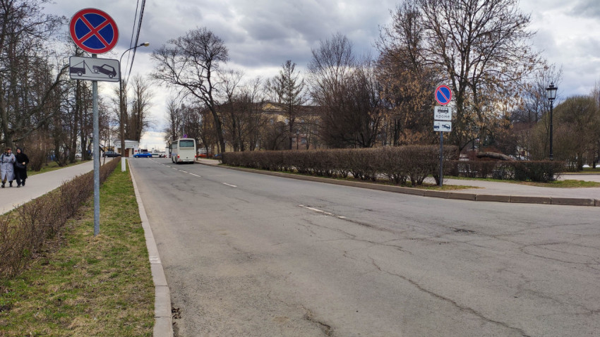 Городской пейзаж с проезжающим по дороге автобусом