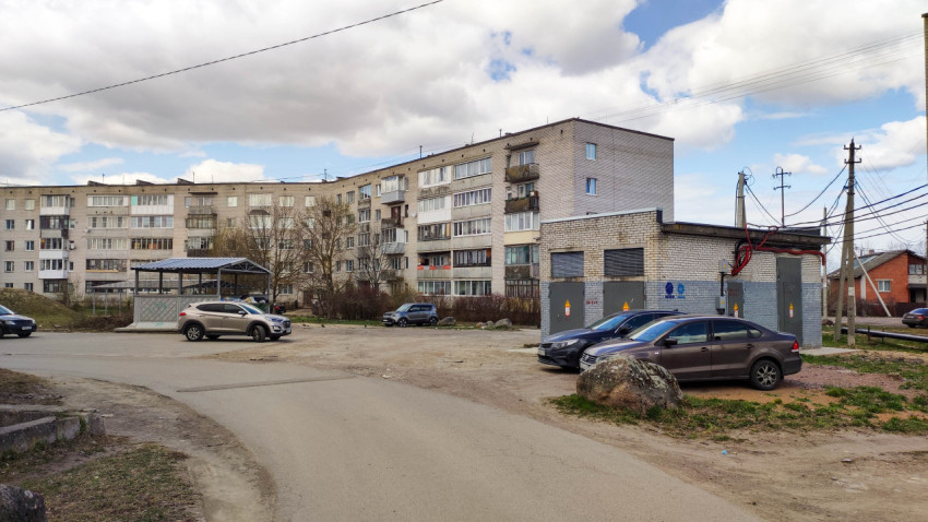 Двор многоквартирного дома с автомобилями