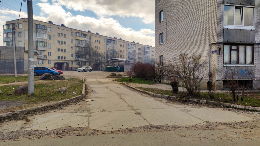 Въезд в жилой двор с дороги в городском районе