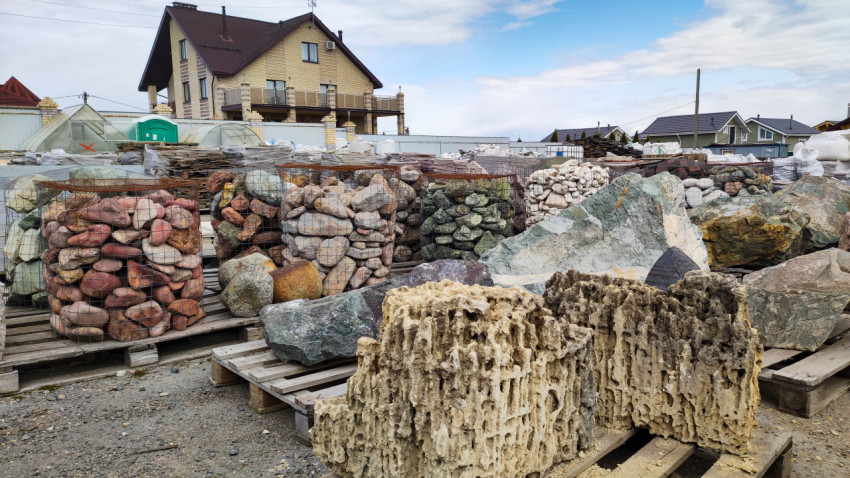 Камни на продажу в садовом центре, рядом с загородным домом