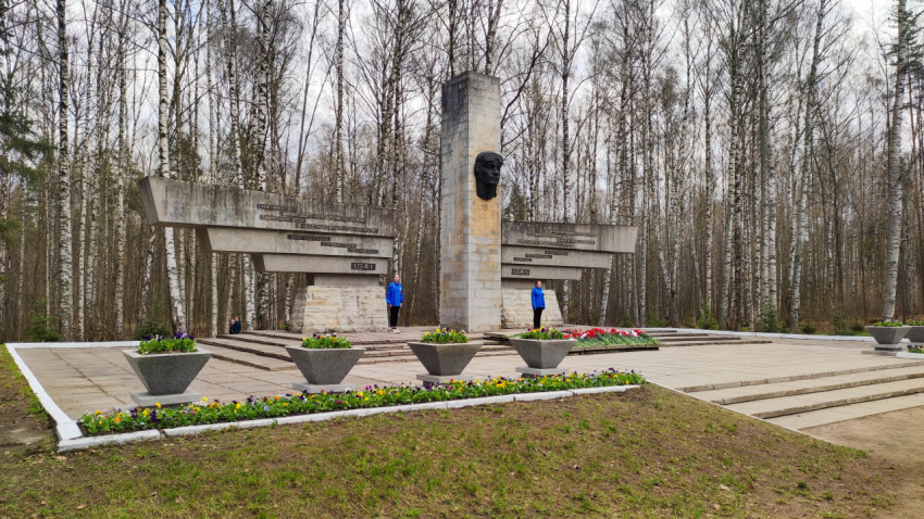 Памятник летчикам в парке Сосновка в Санкт-Петербурге