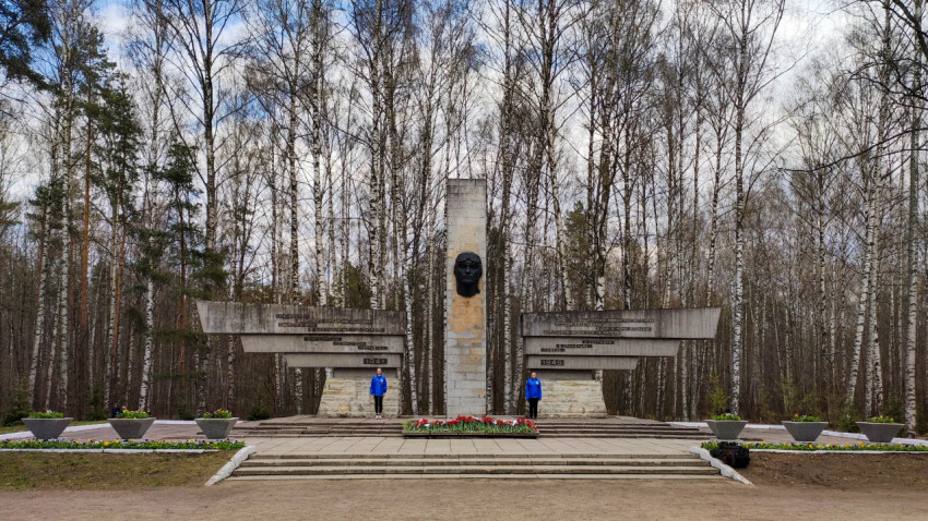 Памятник летчикам из парка Сосновка в Санкт-Петербурге