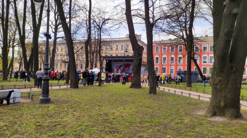 В Румянцевском сквере в Санкт-Петербурге проходит митинг