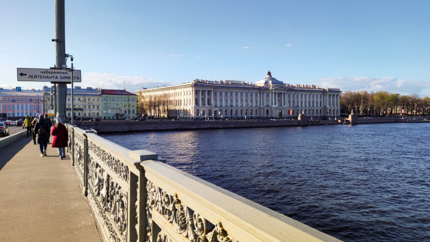 Вид на Университетскую набережную в Санкт-Петербурге