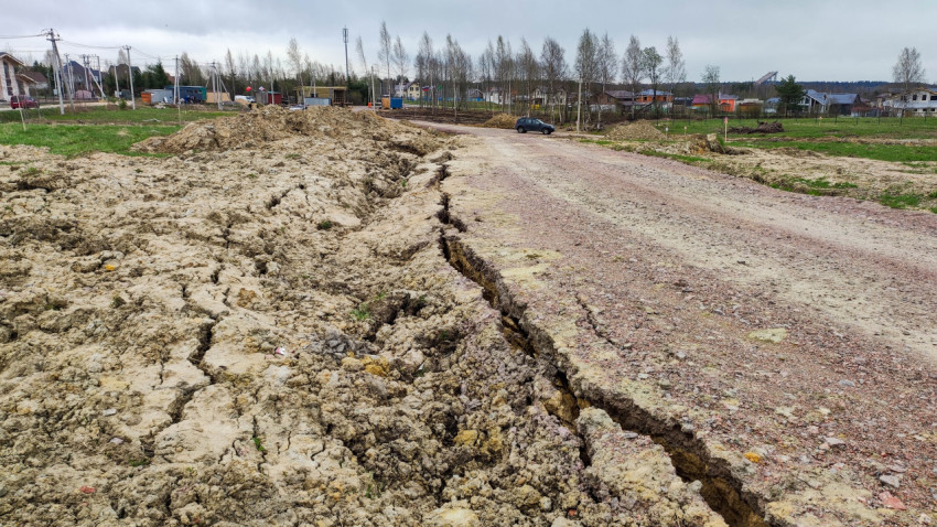 Закопанная траншея после укладки труб в сельской местности