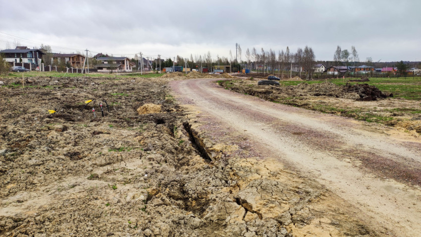Засыпанная траншея после прокладки труб в загородной местности