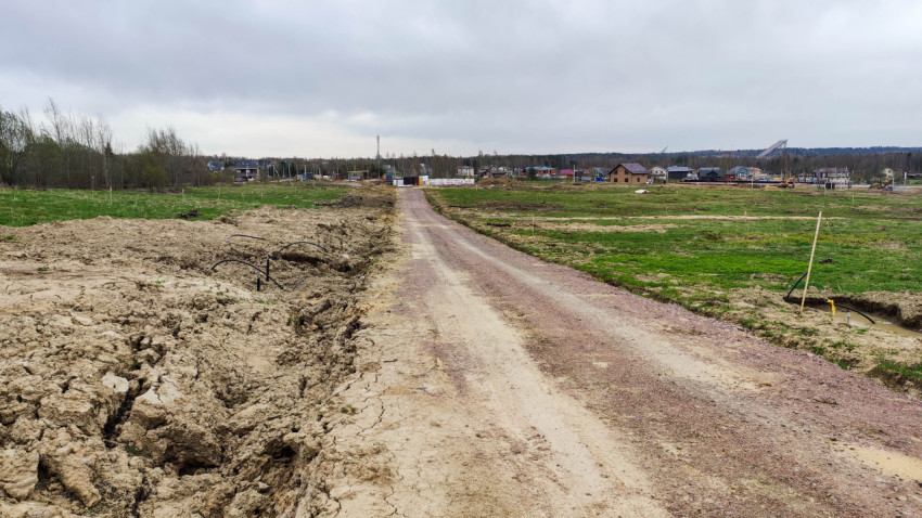 Заполненная землей траншея после укладки труб в сельской местности
