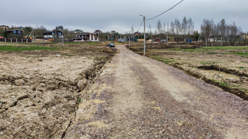 Зарытая траншея вдоль дороги после укладки труб в загородной местности