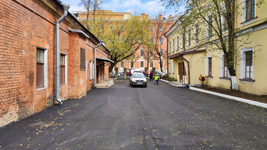 Новый асфальт на внутреннем дворе старых зданий в городе