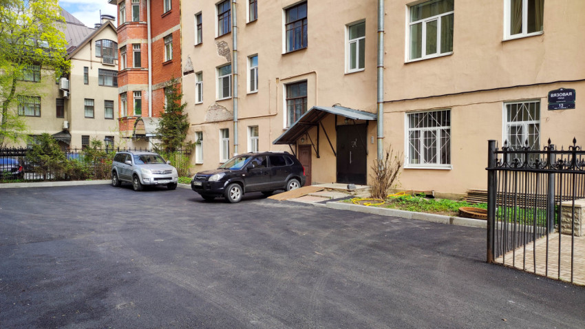 Свежезалитый асфальт во дворе многоквартирного дома