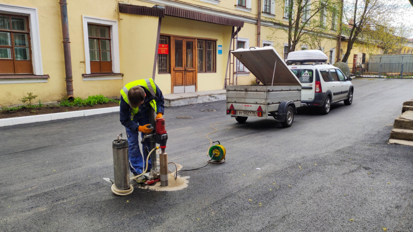 Извлечение образца асфальтобетона на улице в городе