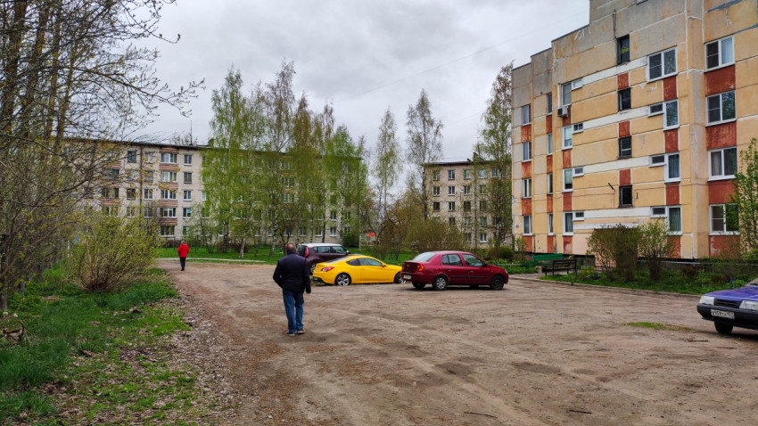 Прогулка по двору многоквартирного дома в пасмурный день