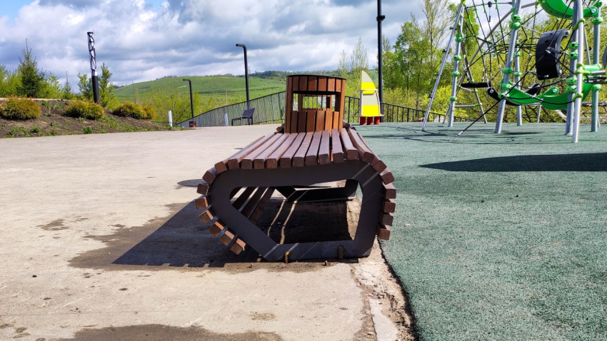 Скамейка и урна в парке Поколений в Самаре