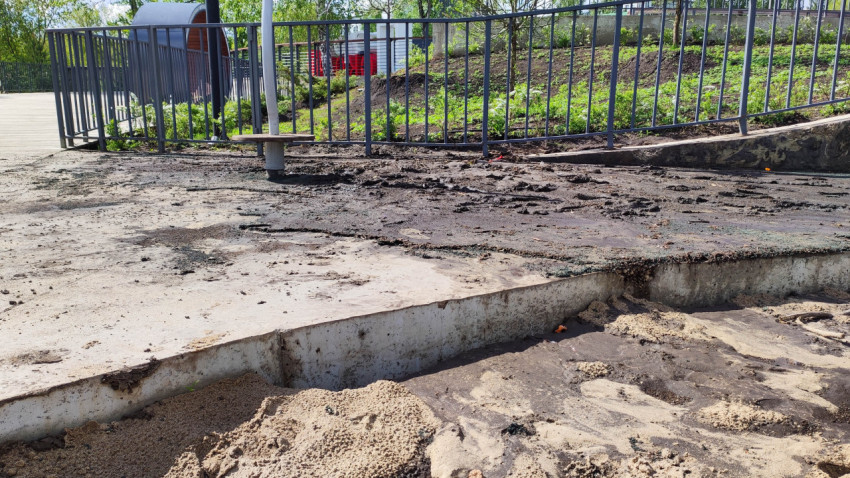 Грязь на дорожке в Парке Поколений Самары весной