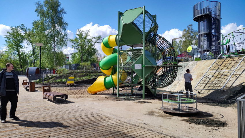Игровая площадка в парке Поколений в Самаре в ясный день