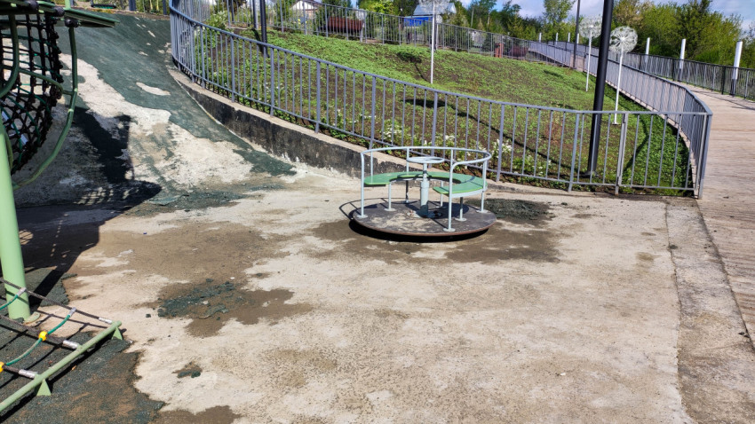 Карусель на детской площадке в Парке Поколений в Самаре