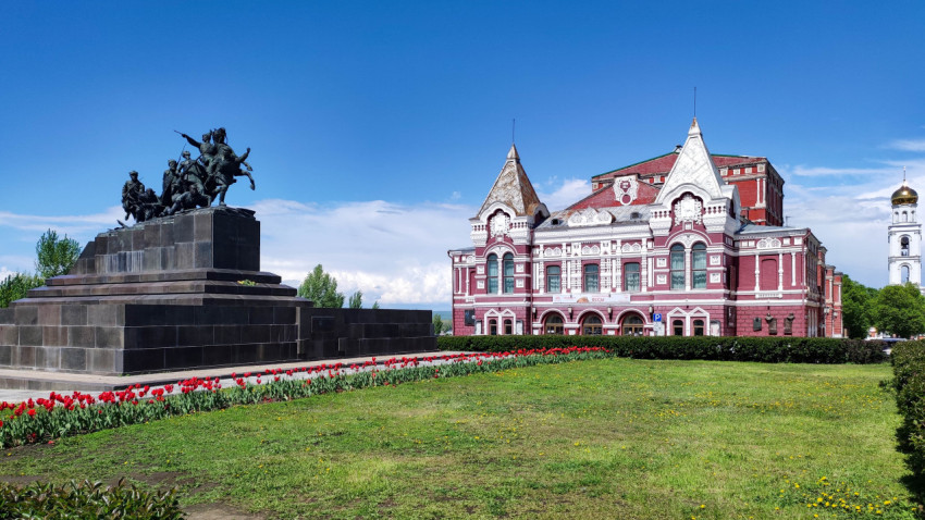 Памятник Чапаеву на фоне драматического театра имени Горького в Самаре