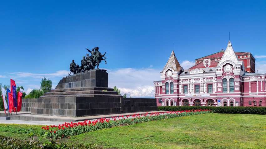Памятник Чапаеву на фоне Самарского драмтеатра имени М. Горького