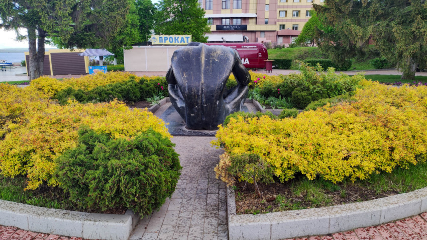 Скульптура Колыбель человечества в Самаре на фоне цветов