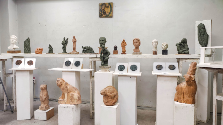 Выставка различных скульптур в художественной галерее
