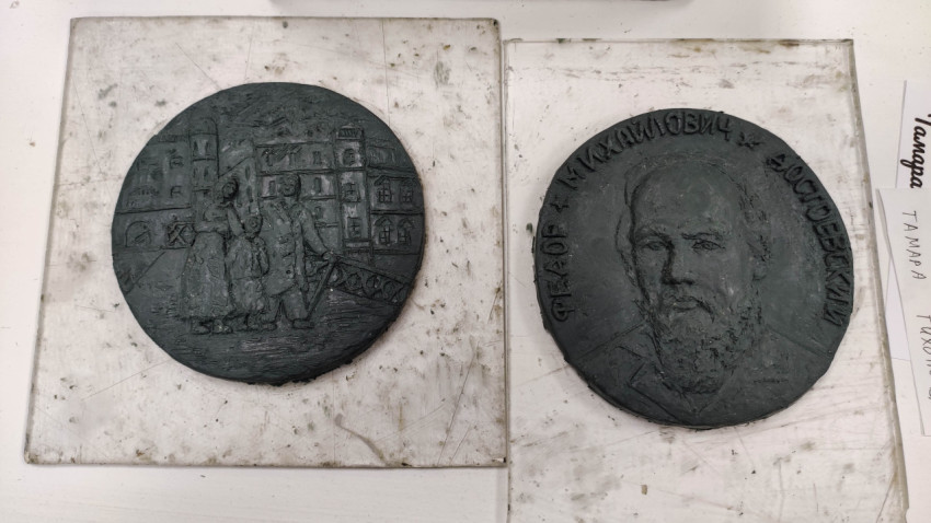Барельефы с изображениями исторических событий и личностей