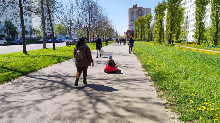 Прогулка в солнечный день по аллее с детьми