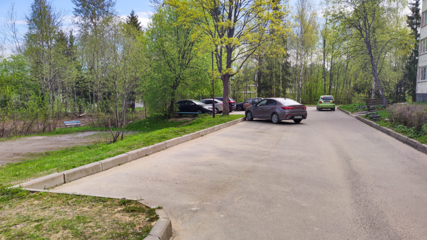 Парковка во дворе жилого района