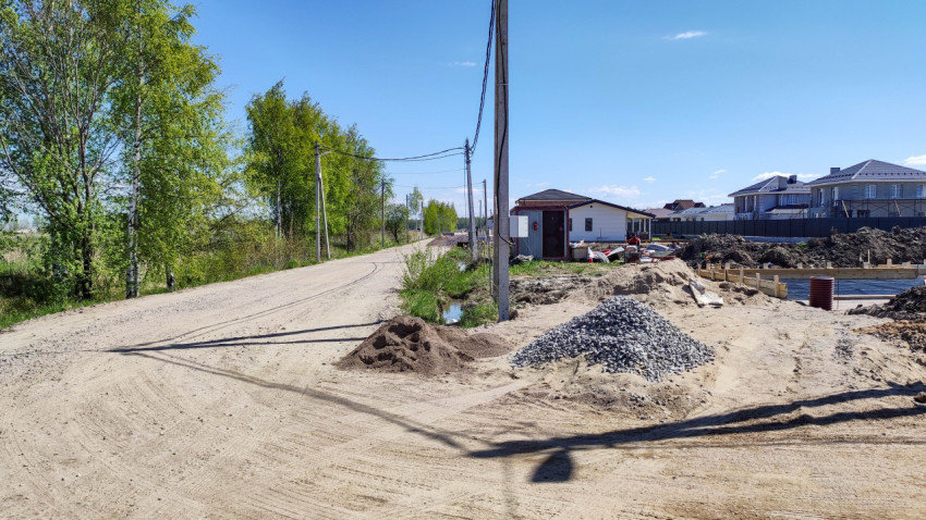 Дорога в деревне рядом со строительством дома