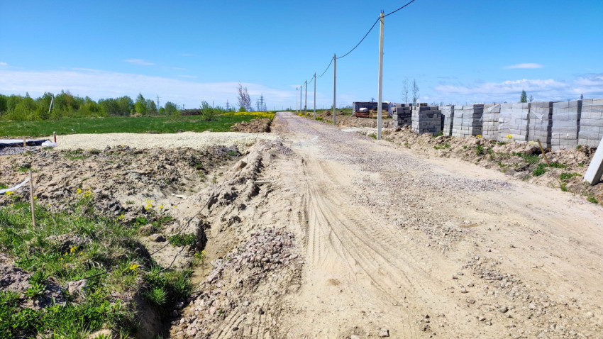 Дорога со строительными материалами вдоль участка