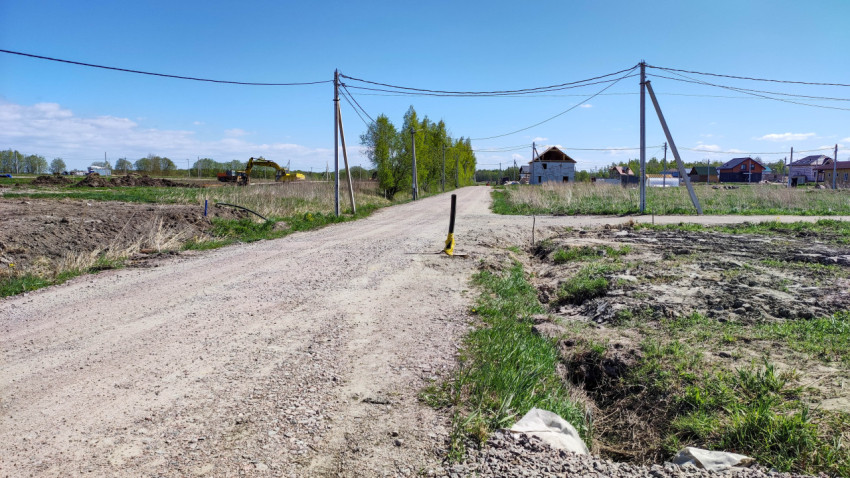 Небольшая гравийная дорога у населённого пункта