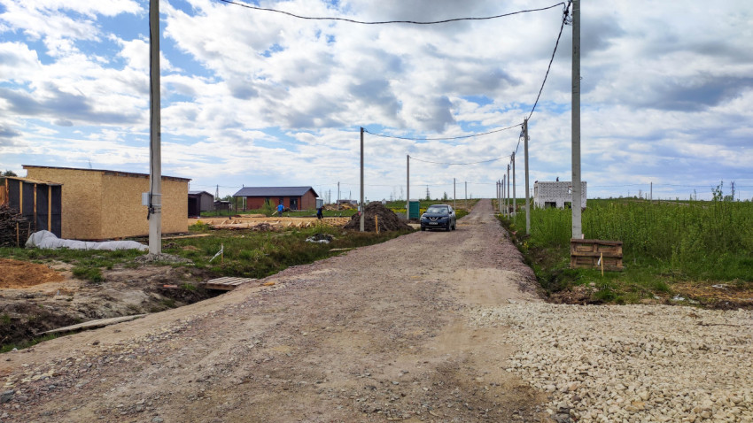 В деревне строят новые дома вдоль дороги