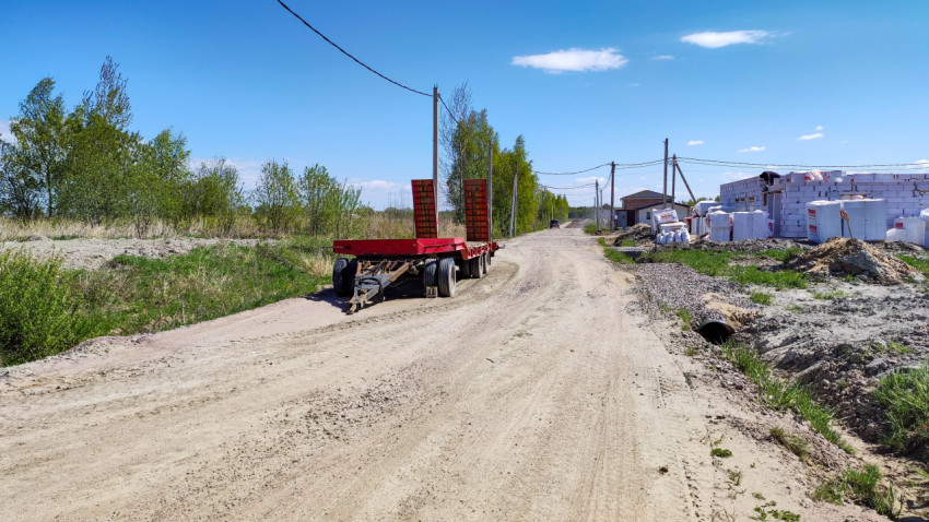 Полуприцеп на грунтовой дороге в солнечный день
