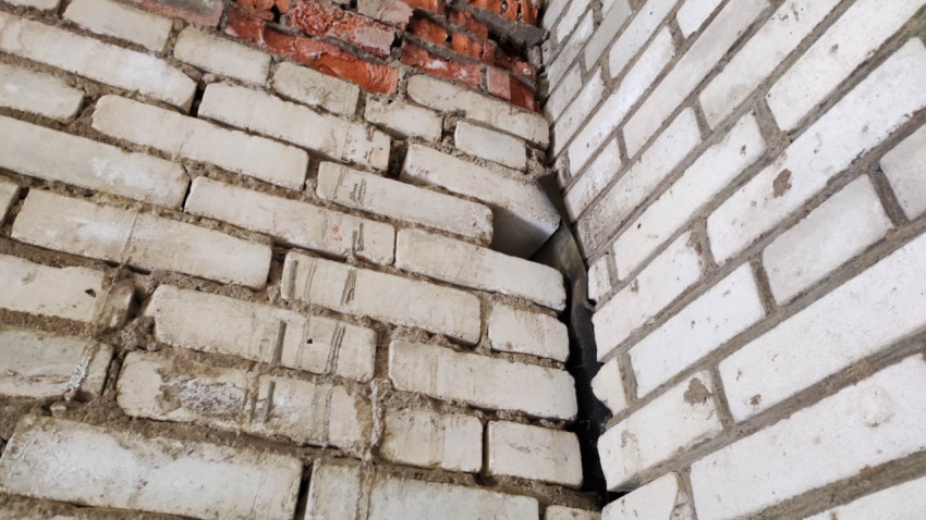 Трещина между кирпичами в углу здания