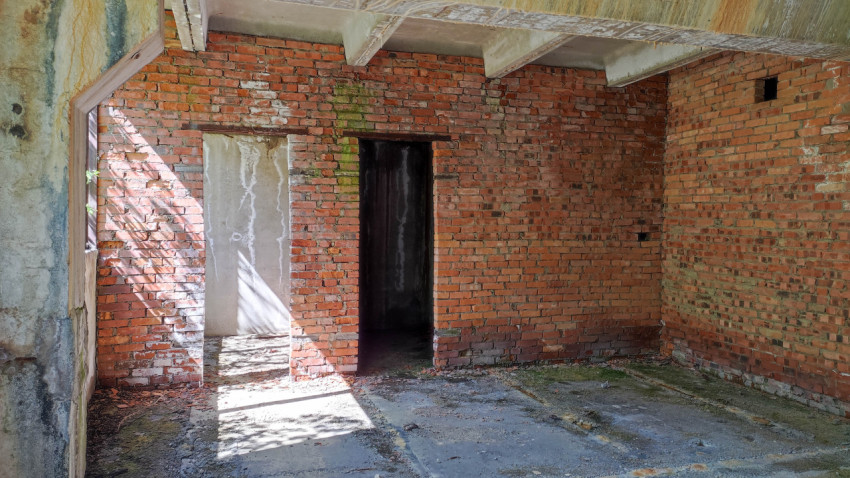 Пустое заброшенное помещение с кирпичными стенами