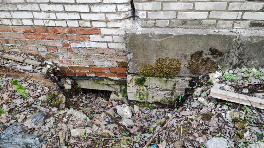 Разрушение фундамента старого здания в заброшенной местности