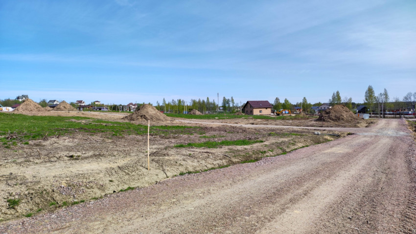 Новая застройка на пустыре в пригороде