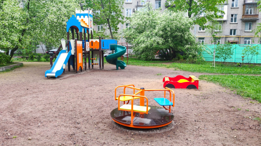 Игровая площадка с качелями и горками в жилом районе