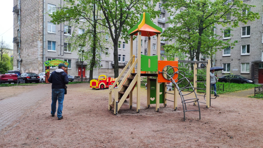 Игровая площадка в жилом районе с новым оборудованием