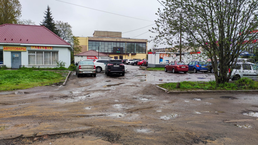 Плохая погода и грязная парковка возле торгового центра