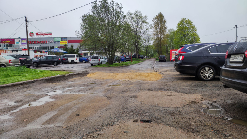 Парковка на загородной улице в дождливый день весной