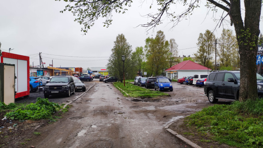 Парковка и небольшой торговый центр в дождливый день