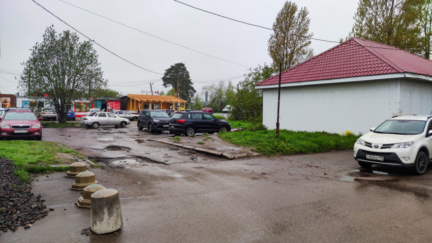 Парковка на улице в дождливую погоду на окраине города