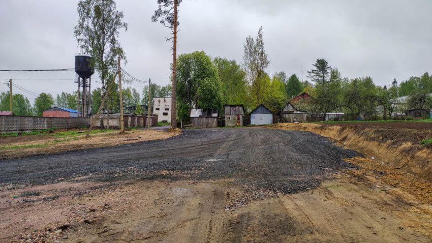 Обновленная гравийная дорога в деревне под дождем