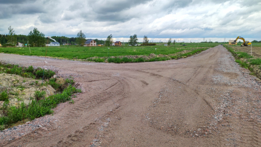 Переплетение дорог в новом жилом районе под пасмурным небом