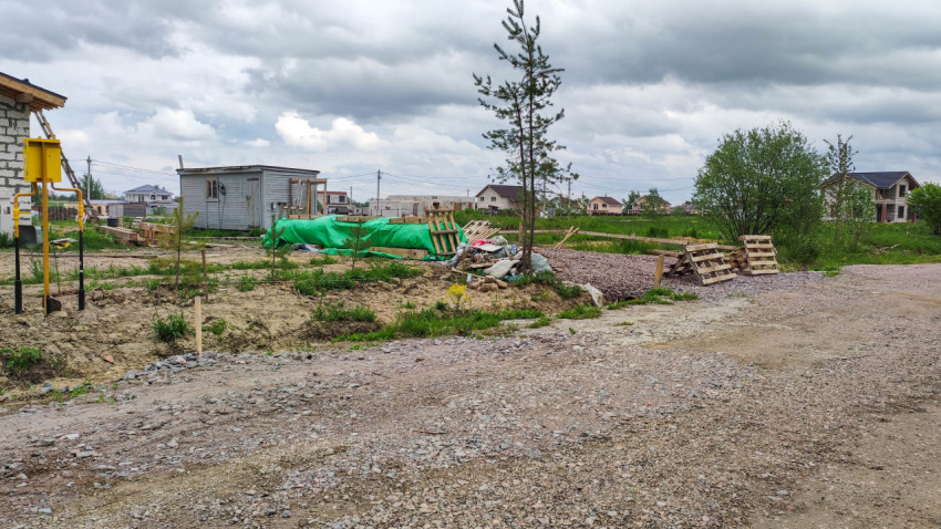 Строительная площадка с остатками материалов в пригороде