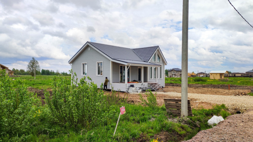 Красивый новый дом в загородной местности