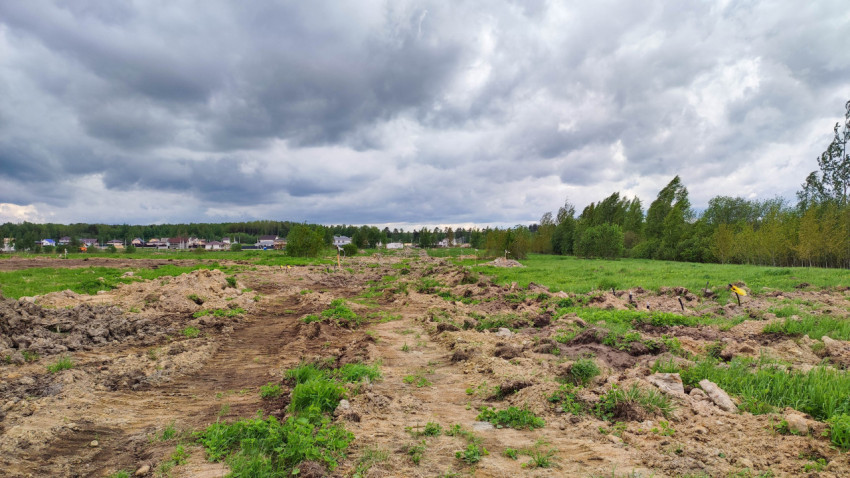 Пейзаж с облаками над пустым полем за городом