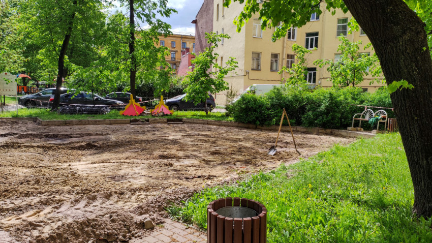 Работа по благоустройству двора в солнечный день