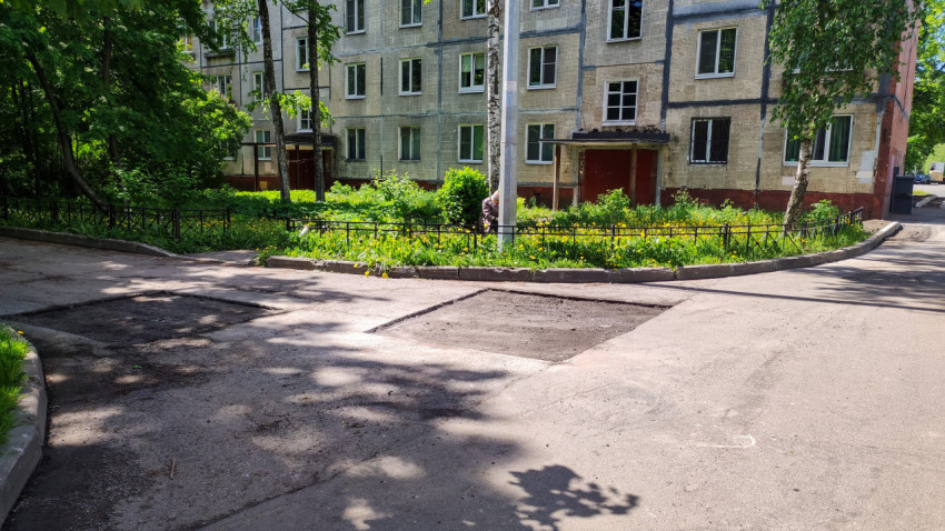 Ремонт дороги около жилого дома в солнечный день