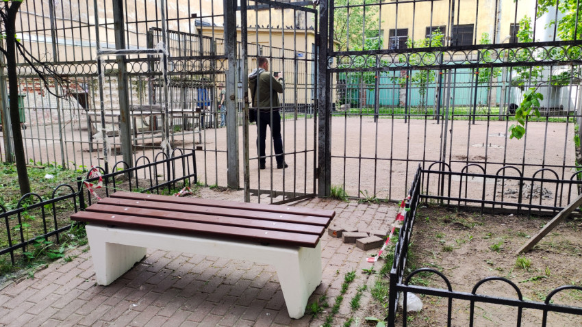 Тихий двор со скамейкой и закрытой спортивной площадкой